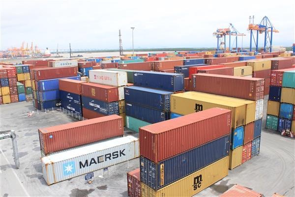Bốc Dỡ Hàng Hóa Trong Container Nhanh Và Hiệu Quả