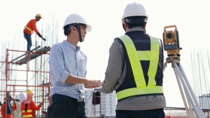 Nhân viên đang khảo sát hiện trạng